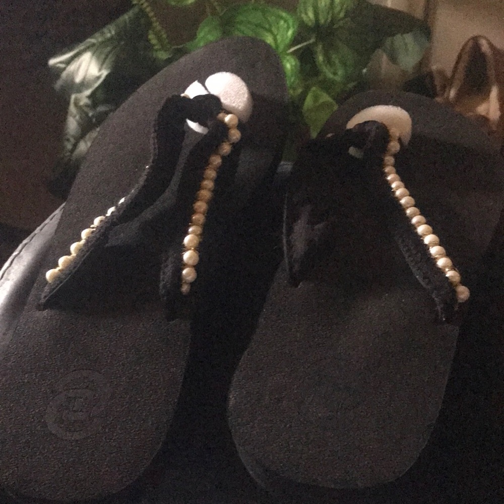 Women’s Black Pearl-Trim Flip Flop Sandals